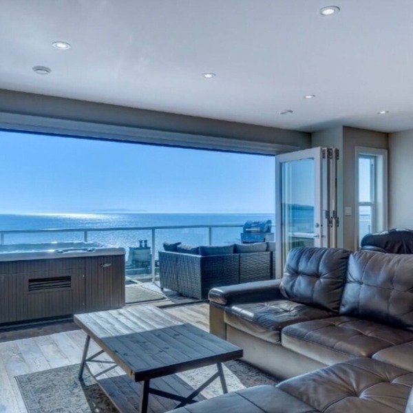 Steps from East beach White Rock with hot tub!