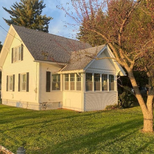 Steps from En-Joie Golf - 3BR Bungalow, Pet-Friendly w/AC & WiFi