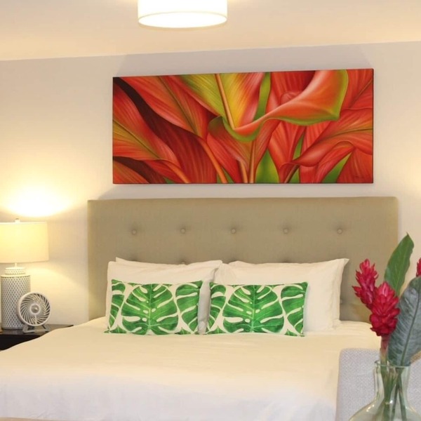 Steps to Kahala Beach, quiet, King bed, patio, parking, A/C, kitchenette & BBQ