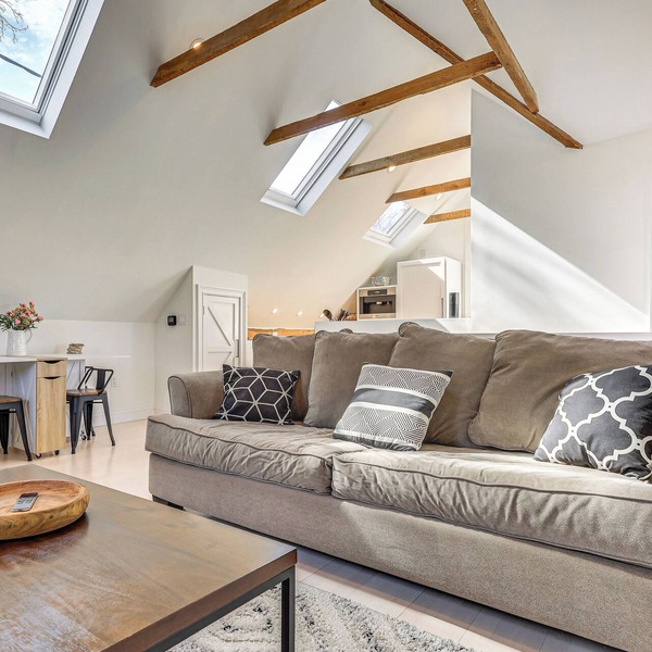 Steps to NYC Train! Charming Carriage House Loft