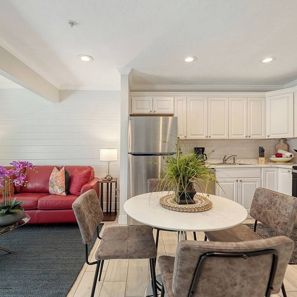 🌷Steps to Siesta Beach, Chic Studio, Pool & Patio