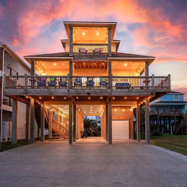 Steps To The Beach w/Hot Tub, Games, Tiki Bar!