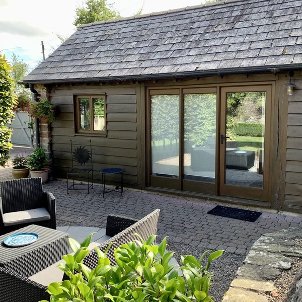 Stone-built, modernised, well-equipped courtyard studio in village location