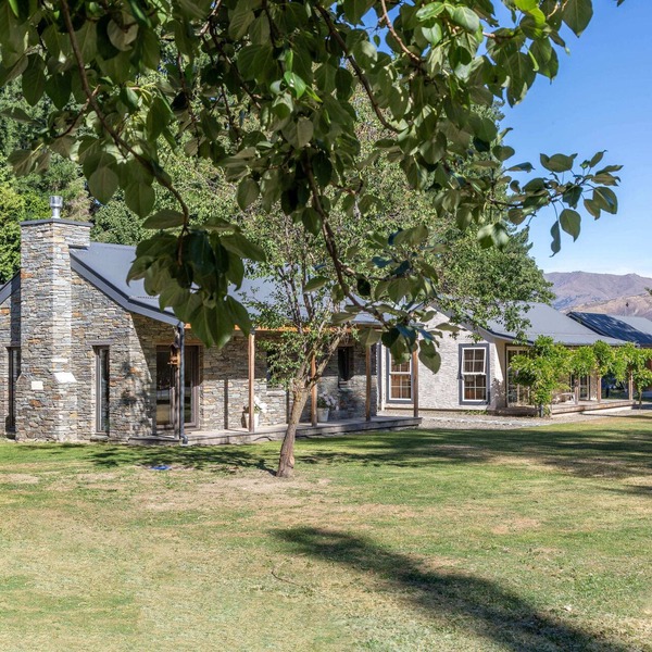 Stone Cottage with wood fire & mountain views