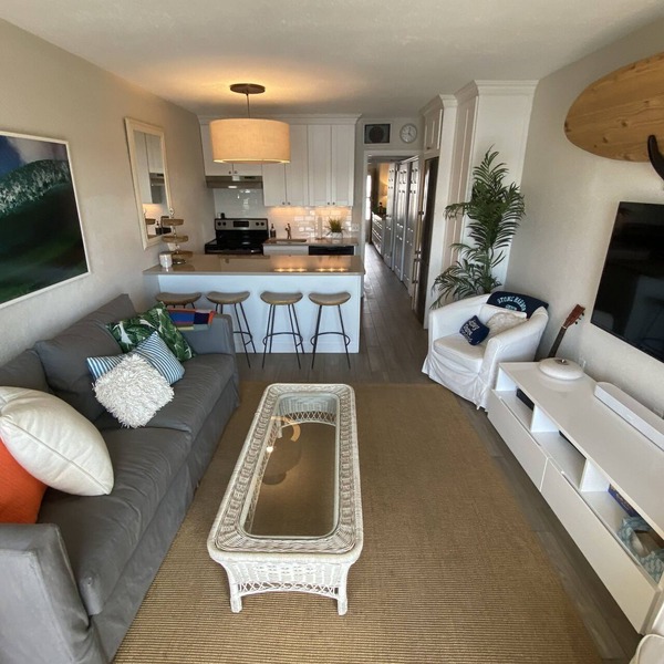 Stone Harbor Bayfront with Sunset views, Walk to Beach+Town, Balcony & Parking!