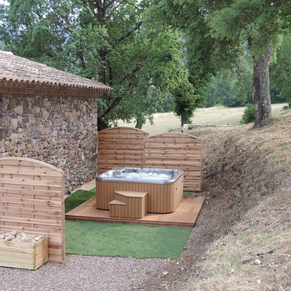 Stone house with jacuzzi, between Cannes and Fréjus, independent mini loft, air conditioning