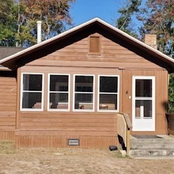 Stony Point Cabin #4 :Catch the Summer Breeze at Stony Point Cabin #4 – A Lakeside Retreat