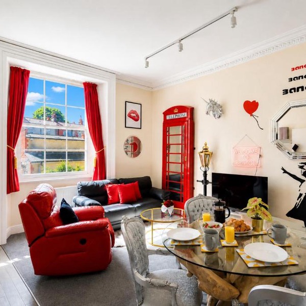 STR8BS8 Banksy 2-Bedroom Apartment, Clifton, Parking & Garden