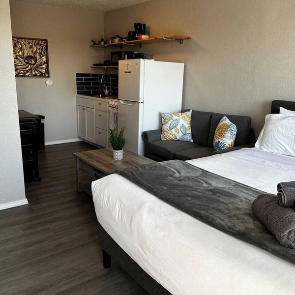 Studio Apartment w/balcony near Nob Hill, UMM and downown.