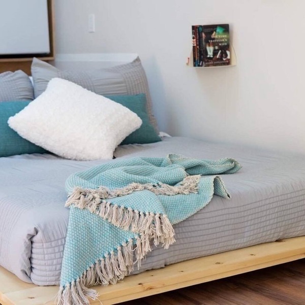 Studio Blue tiny home retreat- quick walk to town, quiet, serene get away!
