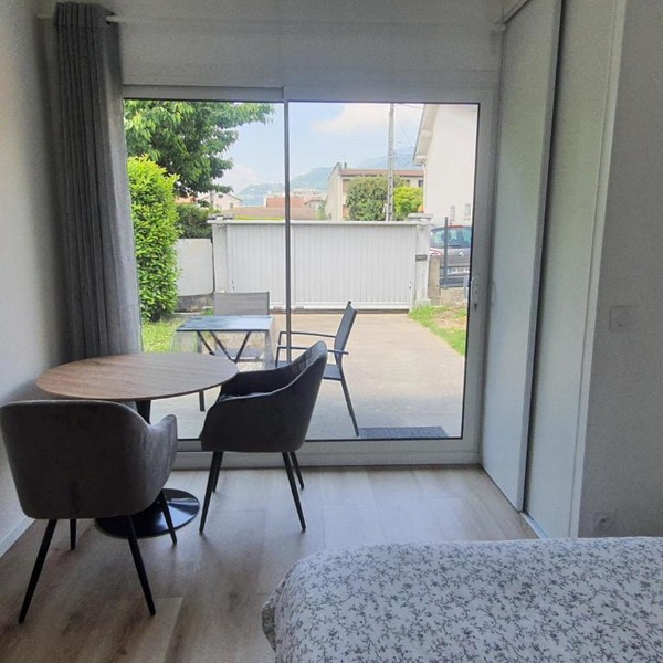 Studio calme dans villa habitée, parking privé et gratuit