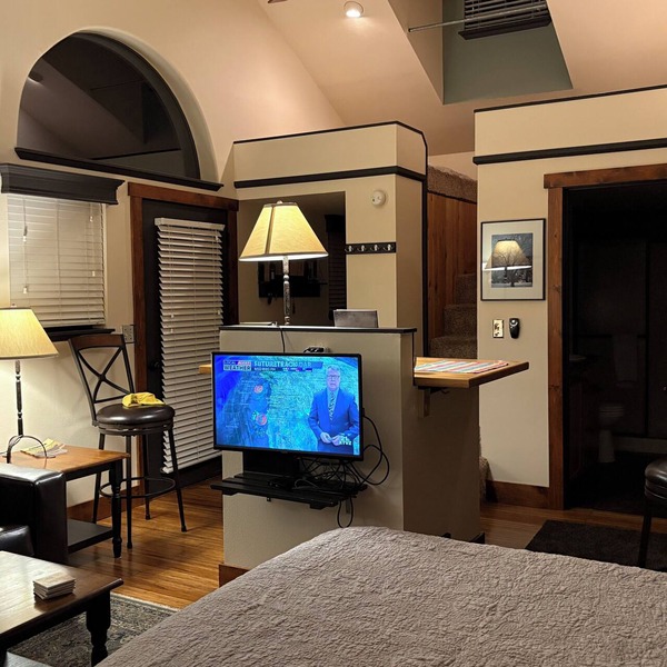 Studio managed and cleaned by owner. High quality linens throughout the condo.