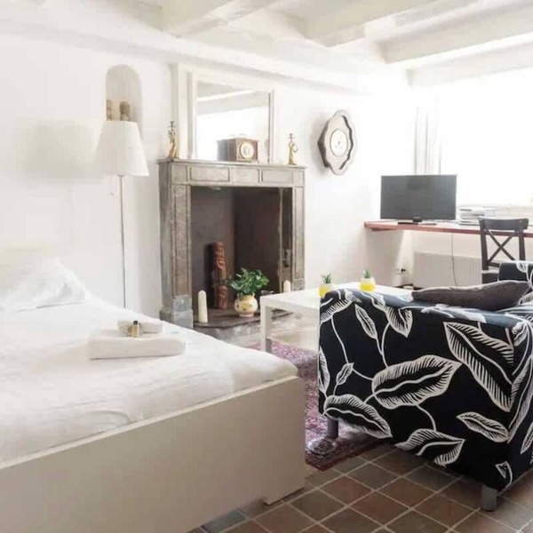Studio/Souterrain apartment located at Canal!