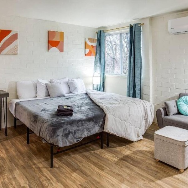 Studio w/King bed Near Dwtd