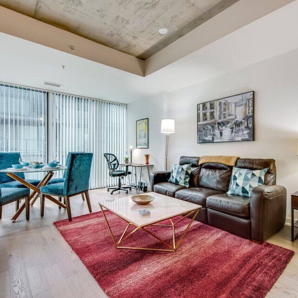 Stunning 1BR Executive Suite in Popular King West