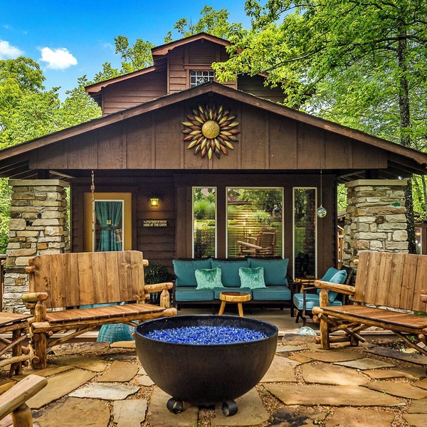 Stunning 2 Bedroom Cabin In The Woods, Covered Porch, Jacuzzi, Kitchen & Hot Tub