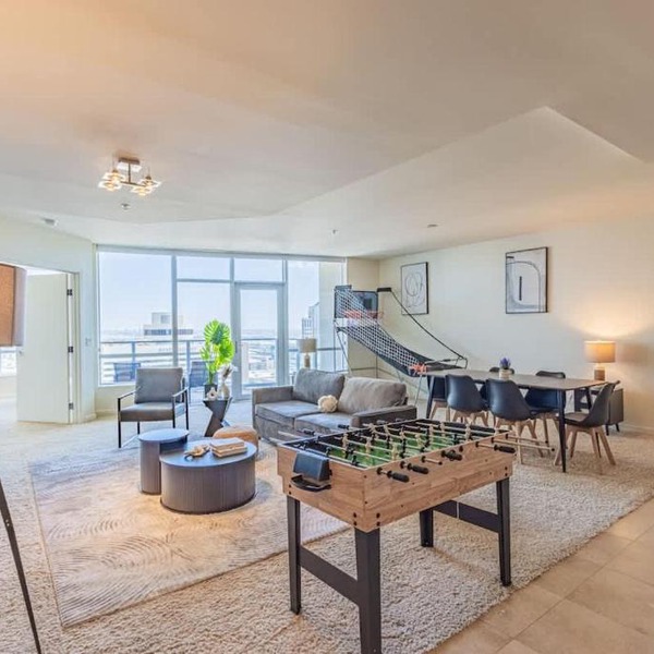 Stunning 2BR DT HighRise, Gym, Pool, W-D, Parking, Golf
