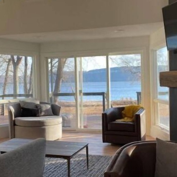 Stunning 3 bed/3bath Renovated Cabin on Lake Pepin