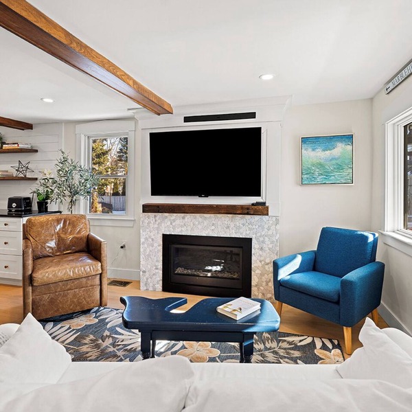 Stunning 3-Bed Cottage, Exposed Beams, Shiplap, Gas Fireplace, Fire Pit, Porch