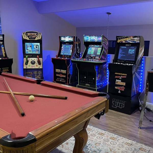 Stunning 3BR: Pool Table, Arcades, Chic Comfort