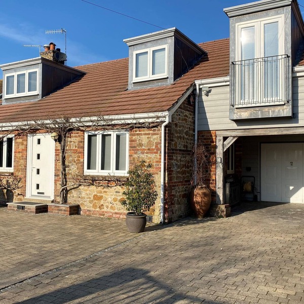 Stunning 5 bedroom family home just 5 mins to the beach!