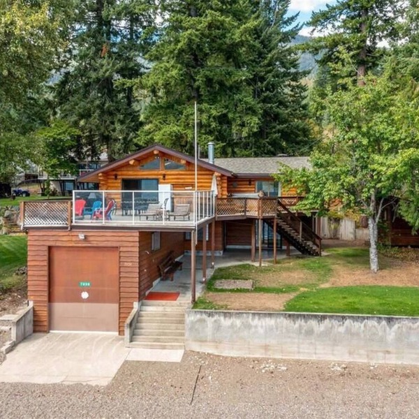 Stunning Cabin Lakeside on the Shuswap