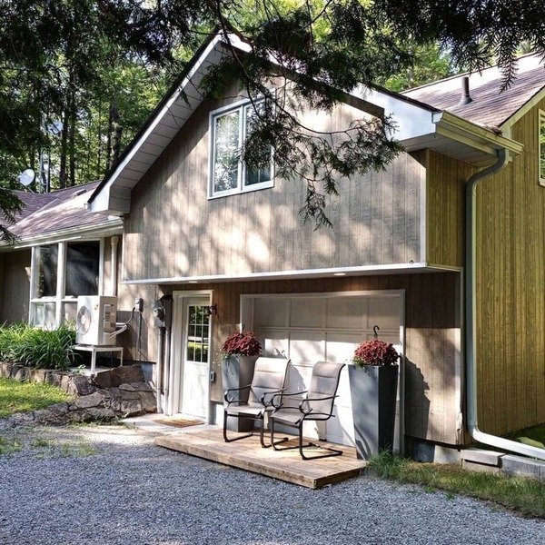 Stunning Cottage with Fire Pit and Private Cinema in Kawartha Lakes, Ontario