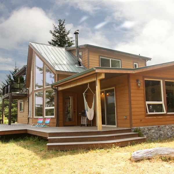 Stunning Custom Cabin in the woods; Mountain and Ocean Views!