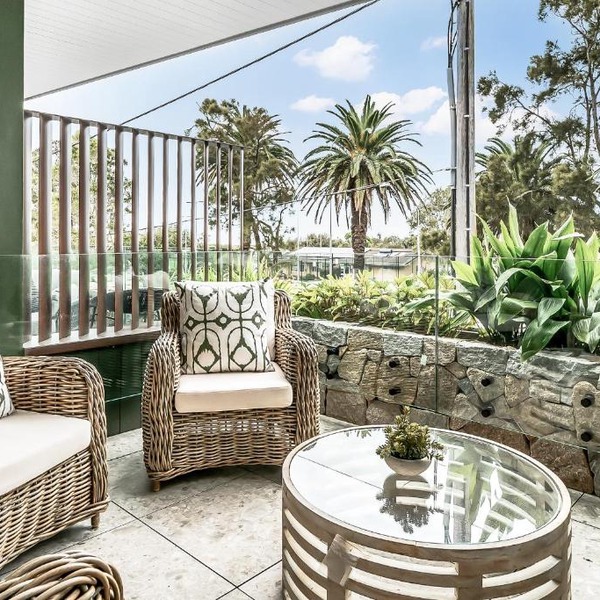 Stunning designer 3 Bed 2 bath opp Long Reef Golf Course