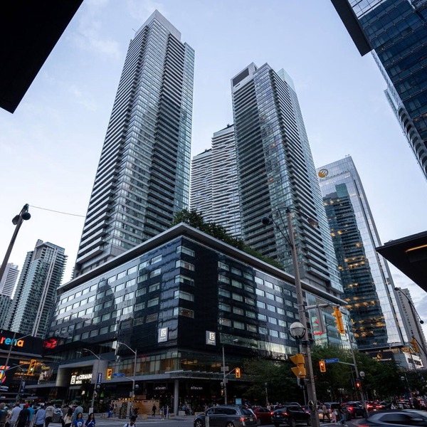 Stunning Downtown Toronto 2 Bedroom & 2 Washroom CN Tower/Lake Views