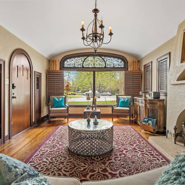 Stunning Historical Landmark in Elbow Park