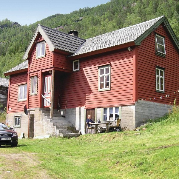 Stunning home in Evanger with kitchen