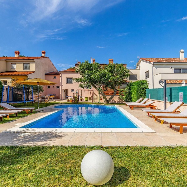 Stunning home in Pula
