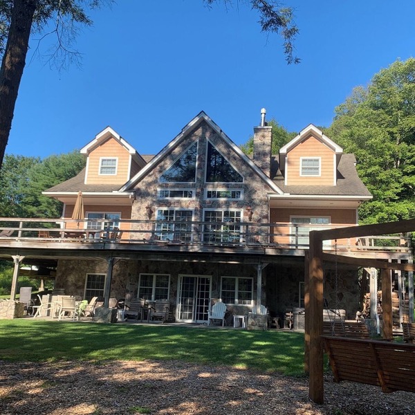 Stunning Lake Front Home, Near Ski Slopes, Fireplace, Hot Tub, Firepit, Boats