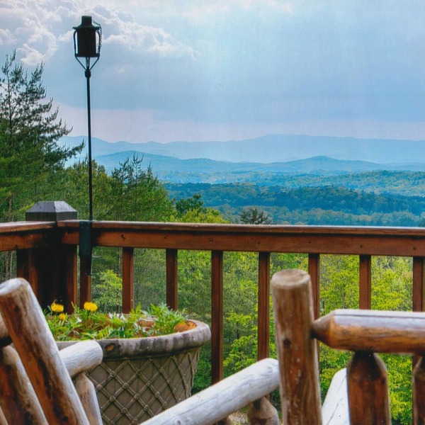 Stunning long-range mountain views, perfect getaway with paved roads all the way