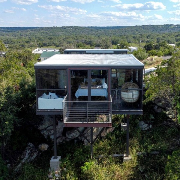 Stunning Mirror-Glass Retreat with Spa Tub & Sunset Deck in Cottonwood, Texas