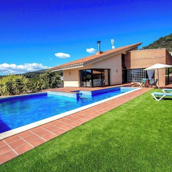 Stunning modern villa - just half hour to Barcelona!