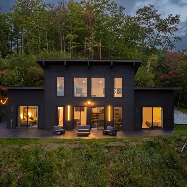 Stunning modern cabin with breathtaking views of Maggie valley