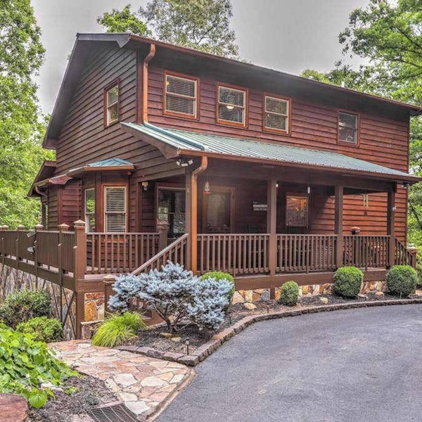 Stunning Mountain Retreat w/Fireplace, Hot Tub, Enclosed Game Room & Ping-Pong