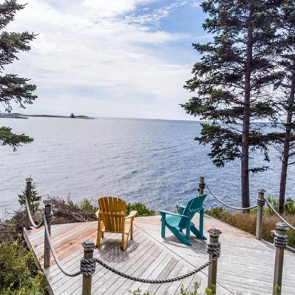 Stunning Ocean Front cottage, minutes from the beach