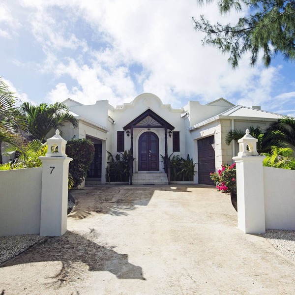 Stunning ocean-view luxury villa for island getaways and idyllic honeymoons