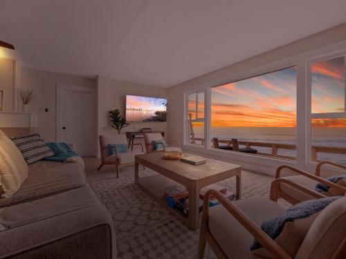 Stunning Oceanfront Villa - Massive Patio, Hot Tub, Parking, Pet Friendly & Views!