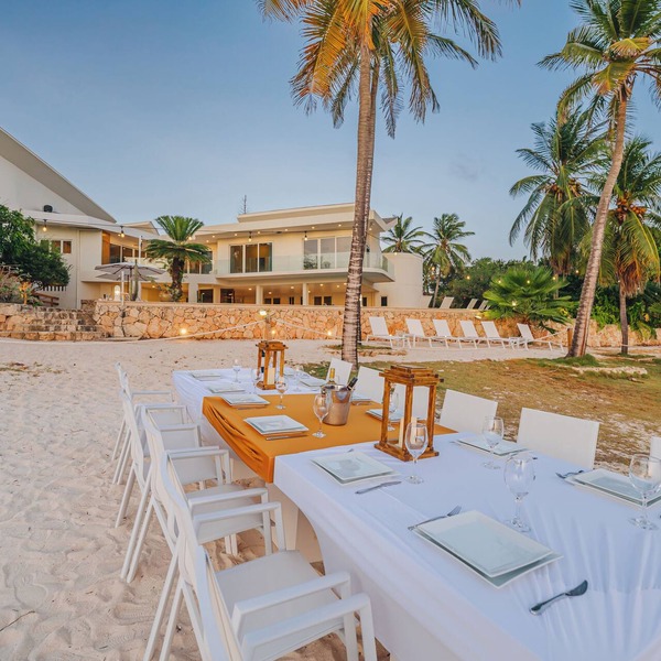 Stunning Oceanfront Villa, 8BR, Private Pool & Beach Access