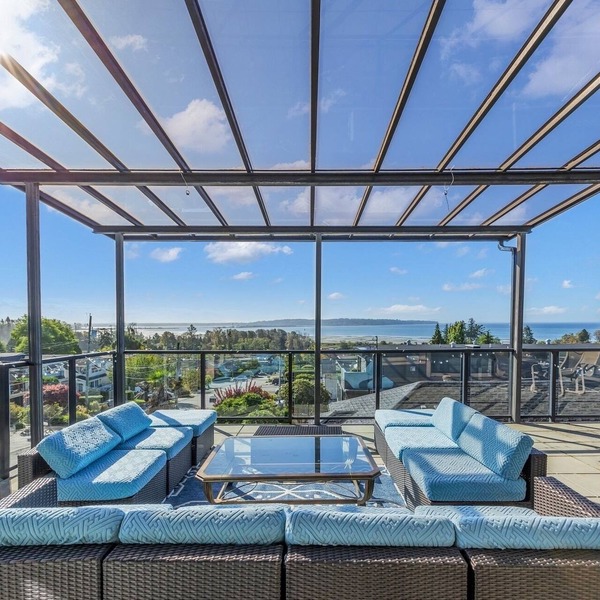 Stunning Oceanview Villa Steps from White Rock Beach