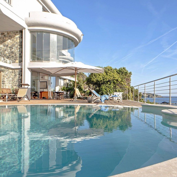 Stunning private villa for 12 people with private pool, A/C, WIFI, TV, terrace and pets allowed