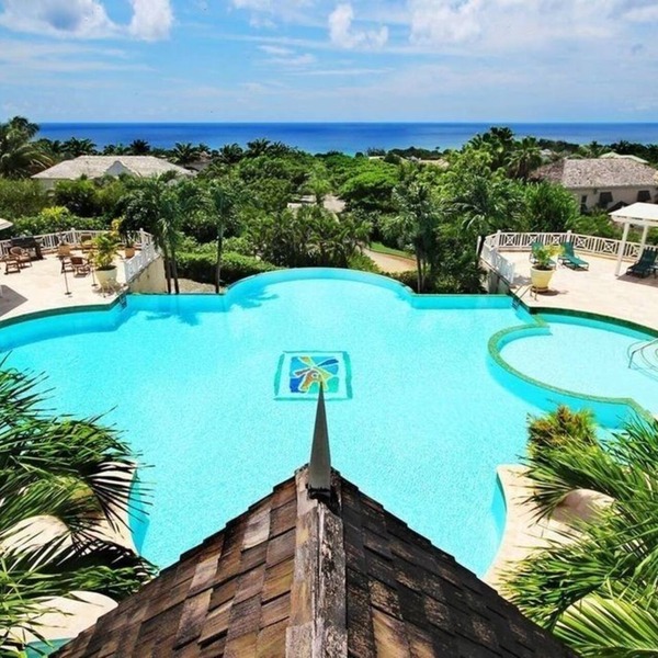 Stunning Penthouse with sea views, exclusive estate with Beach Club Membership
