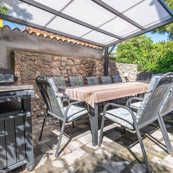 Stunning private villa for 12 people with WIFI, hot tub, A/C, TV and patio