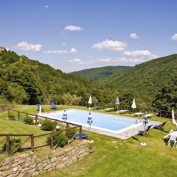 Stunning private villa for 10 people with WIFI, private pool and TV, close to Cortona