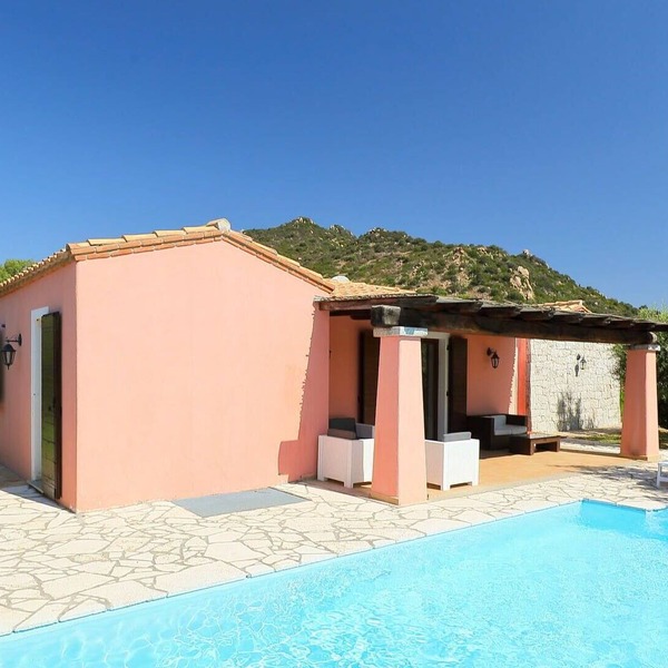 Stunning private villa for 8 guests with private pool, WIFI, TV, terrace, pets allowed and parking