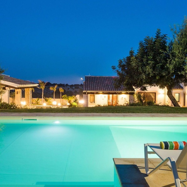 Stunning private villa for 10 people with private pool, WIFI, A/C, TV and patio